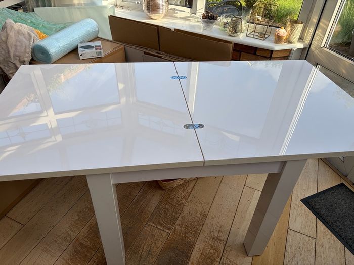 White High Gloss Extending Kitchen Table (80cm to 160cm)