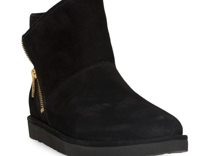 uggs Genuine brand new in their box never worn unwanted gift cost over 200 will sell for 110 euro