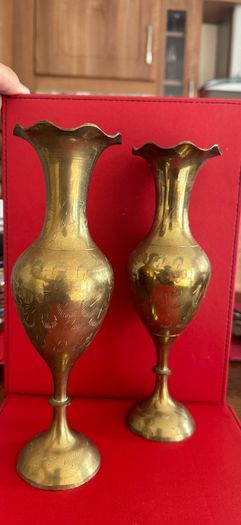 A set of 2 bronze vases