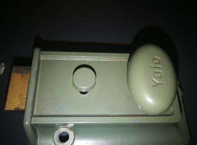 Door lock - Yale nightlatch
