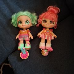 2 Dolls