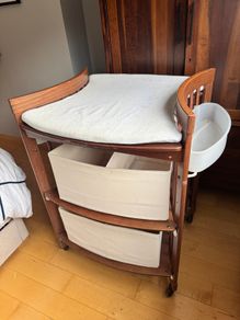 Stokke Changing table and cot in warm brown colour