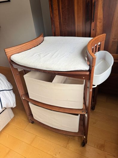 Stokke Changing table and cot in warm brown colour