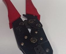 An Un-Branded  Insulated Ratchet Crimping Tool (Boot Lace Ferrule Crimper)