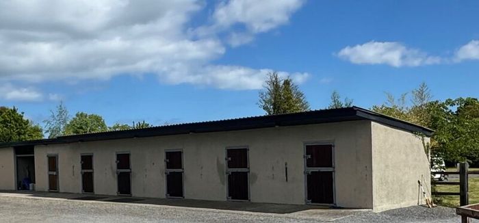 6 stables  walker sand paddock half acre paddock