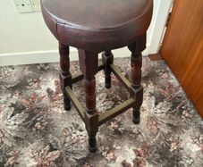 2 bar stools