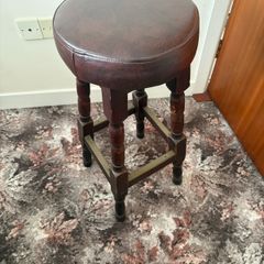 2 bar stools