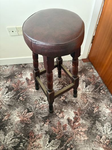2 bar stools