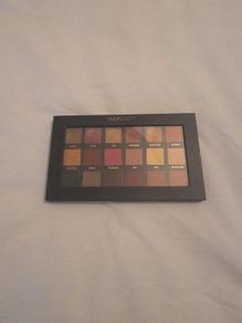 Huda beauty eye shadow pallette
