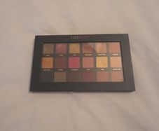Huda beauty eye shadow pallette