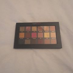 Huda beauty eye shadow pallette