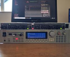 Akai S3000XL sampler