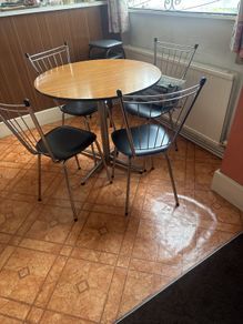 TABLE & chairs & 2 Bar stools FREE