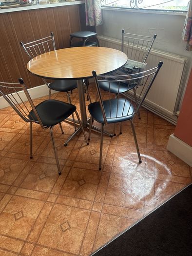 TABLE & chairs & 2 Bar stools FREE
