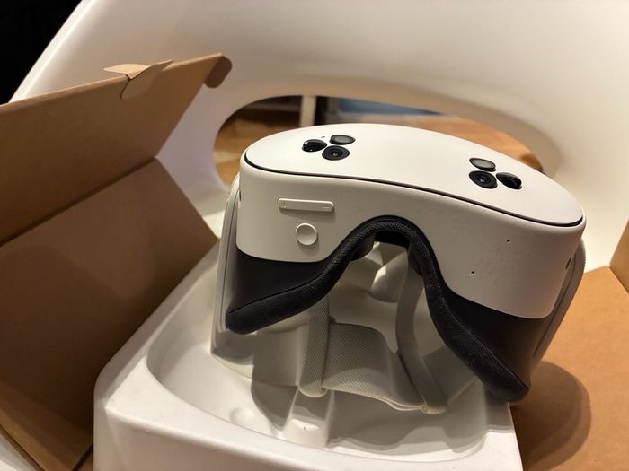 Metaquest 3s VR headset and controllers