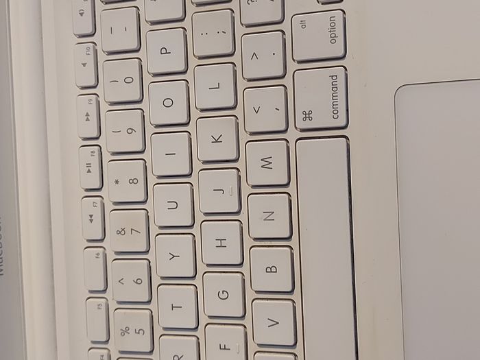 Vintage Apple MacBOOK, account password locked, in excellent cosmetic condition, excellent Battery