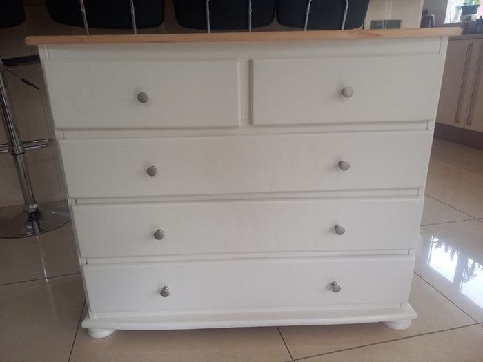 chest of drawers
