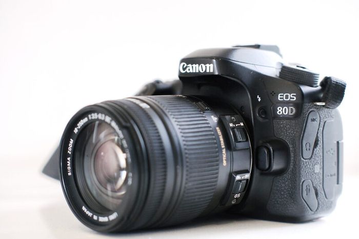 Canon EOS 80D + Sigma 18-250mm + 2 Batteries + 32GB Starter Kit