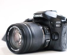 Canon EOS 80D + Sigma 18-250mm + 2 Batteries + 32GB Starter Kit