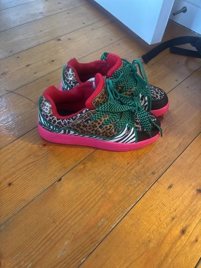 New ladies size 6 runners