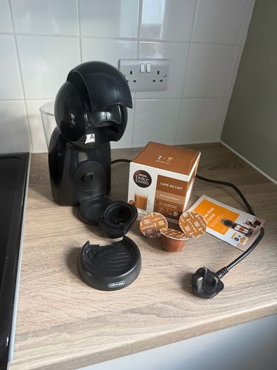 DeLonghi Nescafe Dolce Gusto Piccolo XS Coffee Machine + Pods