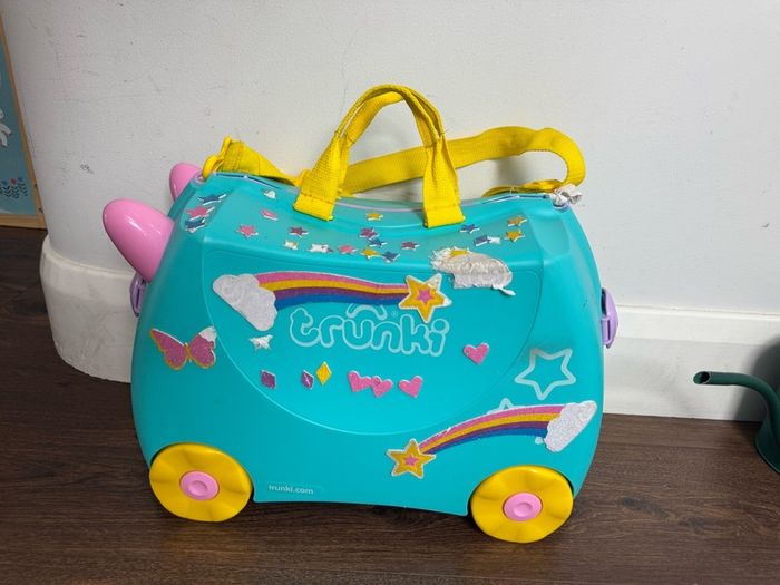 2 kids trunki suitcase