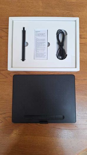 Wacom Intuos Bluetooth Graphics Tablet - Medium