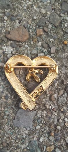 Vintage jewelry is sold individually for 5 to 10 euros.