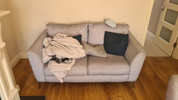 couch 5 months old like new paid 4000 for it now my mam wants a new one