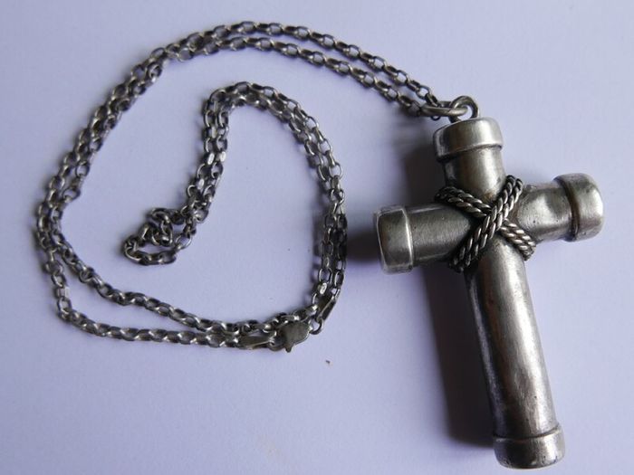 Vintage 925 Sterling Silver large Cross Pendant and Chain length 20" - 22g