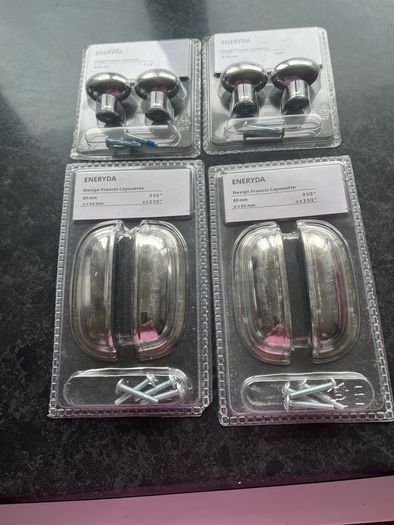 Knobs and drawer pulls