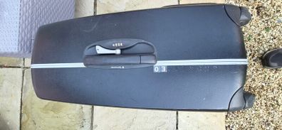 Samsonite hardshell lockable suitcase