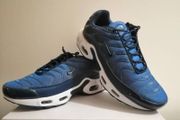 NEW Nike shoes Size EUR 41 UK 7