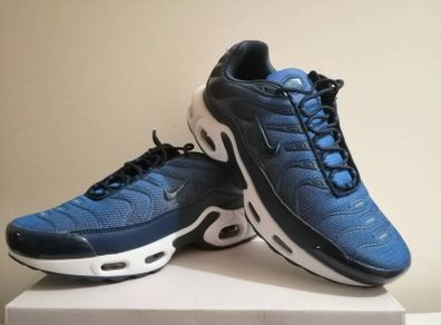 NEW Nike shoes Size EUR 41 UK 7