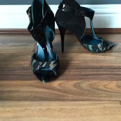 Guess Black Patent, Suede & Green Camouflage Print High Heels with Peep Toe Size 36. Excellent condition only worn a few times. Heel height 4.5"