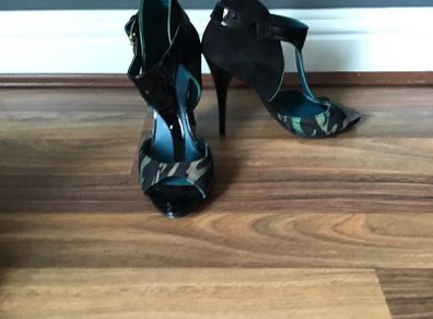 Guess Black Patent, Suede & Green Camouflage Print High Heels with Peep Toe Size 36. Excellent condition only worn a few times. Heel height 4.5"