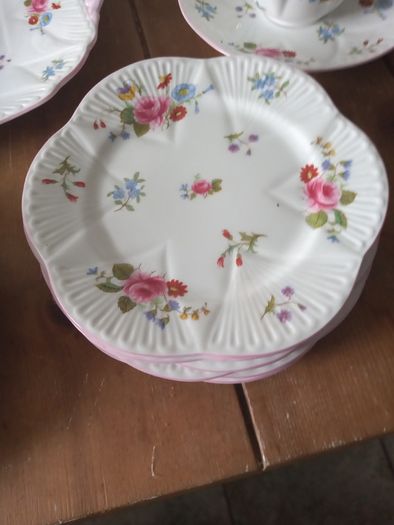 Shelley tea set Shelley dainty rose and red daisy pattern