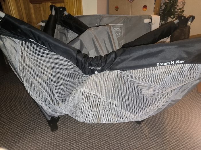 Travel cot