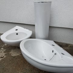 2 sinks and 1 pedestal
