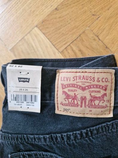Levis Crop 501 Jeans
