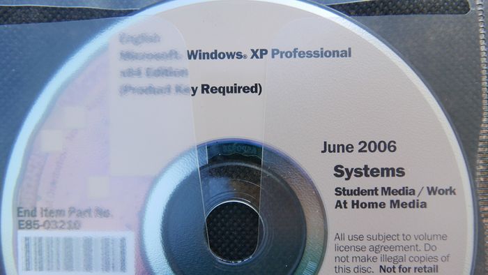 Windows XP Professional with Service Pack 2 (CD - with product key)