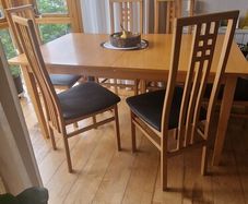 I am selling a table and chairs (6 chairs), they are in very good condition, preserved and stable. For all information, send a message, personal collection,