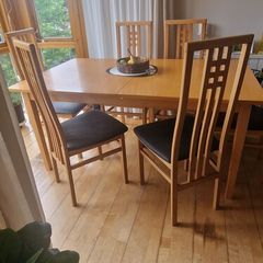 I am selling a table and chairs (6 chairs), they are in very good condition, preserved and stable. For all information, send a message, personal collection,