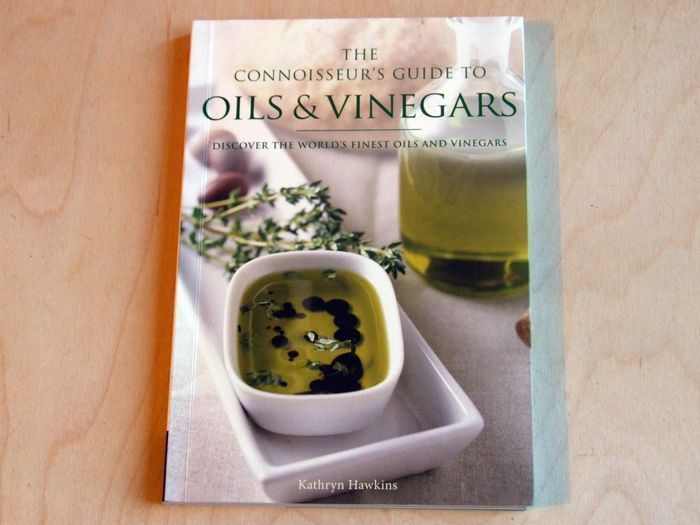The Connoisseur's Guide to Oils & Vinegars by Kathryn Hawkins