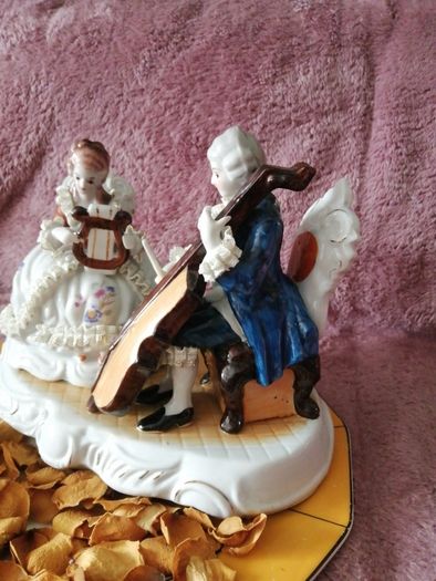 Huge and heavy porcelain Figurine