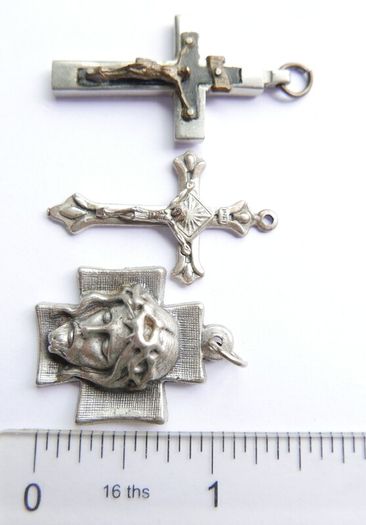 Collection of five religious crucifix and cross pendants