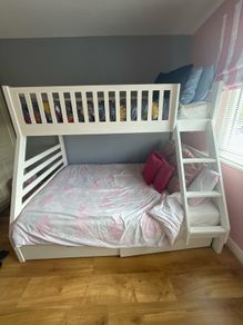 Triple bunk bed