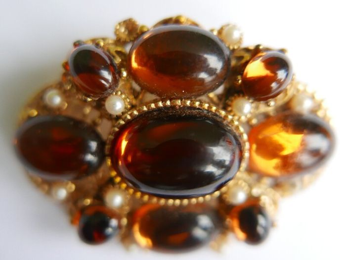 Vintage 1980s SPHINX Brown Cabochon and Pearl Brooch