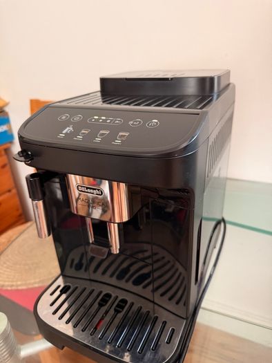 De'Longhi Magnifica Evo coffee machine
