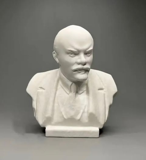 Bust of lenin.